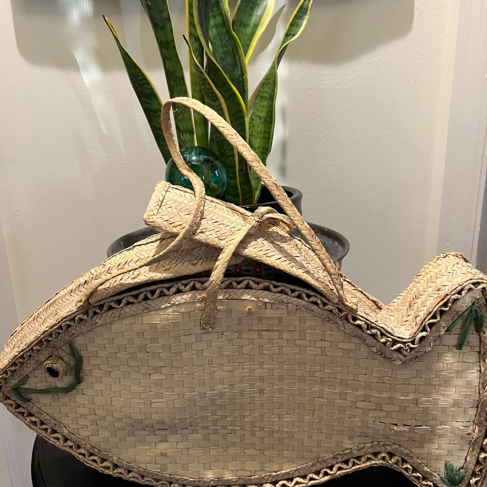 Fish-Shaped Woven Handbag with Colorful Embroidery - Picture 3 of 4